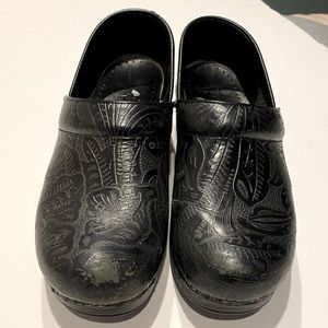 Dansko Embossed Pattern Leather Nursing Clogs Sonja Black Size 39
